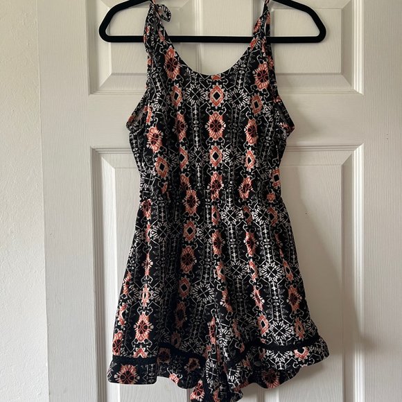 Derek Heart Shorts Romper - Picture 2 of 5